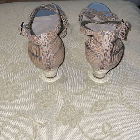 ✨HOST PICK✨ Silver and Nude/Tan Snakeskin Print Wedge Heels - Picture 3 of 6